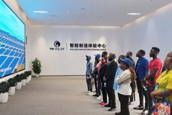 速盈配资 几内亚比绍可再生能源发展研修班到访通威太阳能眉山公司参观交流